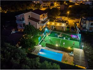 Apartmaji Mirko Seget Vranjica, Kvadratura 110,00 m2, Namestitev z bazenom, Oddaljenost od centra 600 m