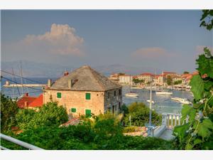 Location en bord de mer Les iles de la Dalmatie centrale,Réservez  Fanita De 114 €