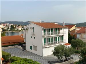 Apartamenty Pulić Zaboric (Sibenik), Powierzchnia 35,00 m2, Odległość do morze mierzona drogą powietrzną wynosi 150 m, Odległość od centrum miasta, przez powietrze jest mierzona 440 m