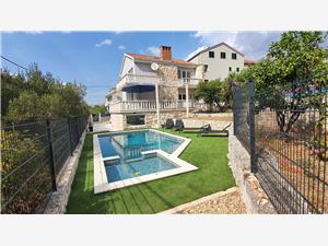 Dom MORETA Okrug Gornji (Ciovo), Rozloha 180,00 m2, Ubytovanie s bazénom, Vzdušná vzdialenosť od mora 200 m