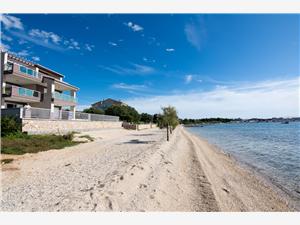 Apartmanok Villa Marija II on the beach Zadar riviéra, Méret 90,00 m2, Légvonalbeli távolság 10 m