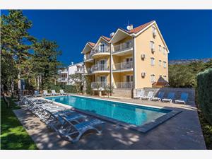Appartementen Villa Anne Jadranovo (Crikvenica), Kwadratuur 45,00 m2, Accommodatie met zwembad, Lucht afstand naar het centrum 400 m