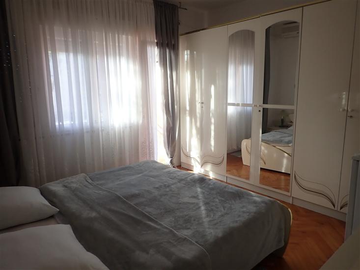 Room S1, for 2 persons