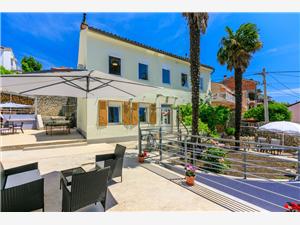 House TINAC Crikvenica, Size 150.00 m2, Airline distance to the sea 200 m, Airline distance to town centre 400 m