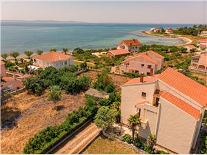 Apartmanok Ivan near beach Privlaka (Zadar), Méret 41,00 m2, Légvonalbeli távolság 70 m, Központtól való távolság 300 m
