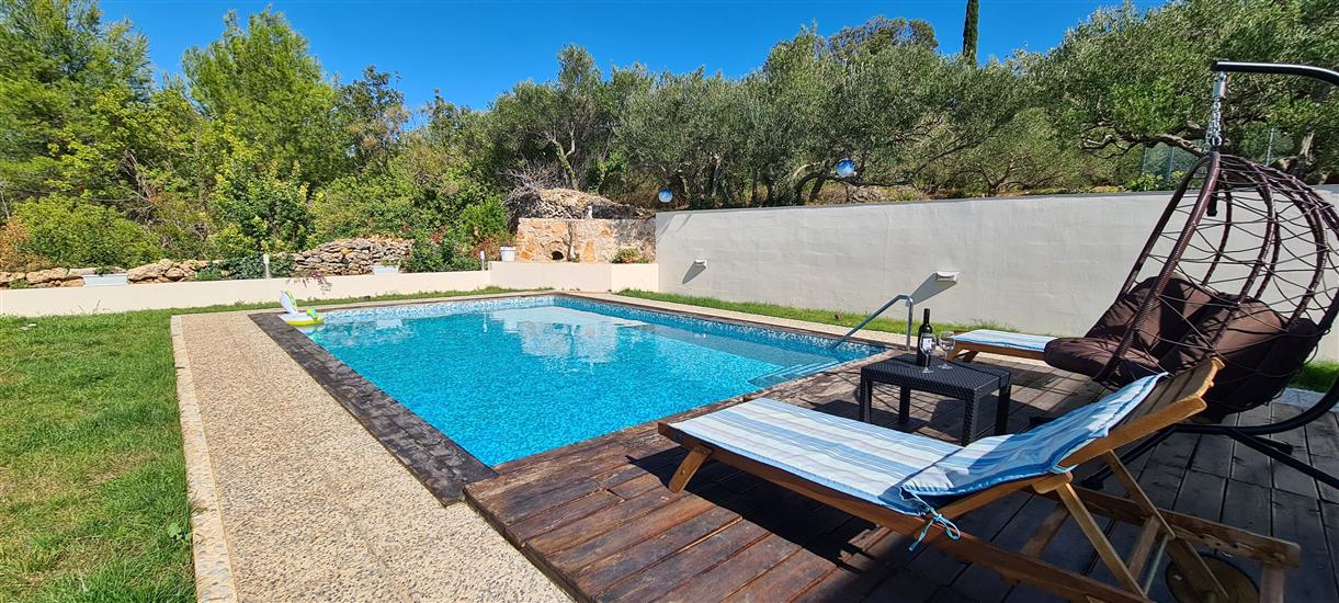 Willa Green oasis with pool