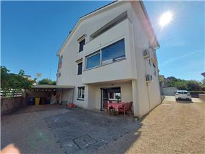 Apartmaji Bernarda Krk - otok Krk, Kvadratura 55,00 m2, Oddaljenost od centra 300 m