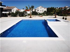 Apartments DVA BRATA , Size 75.00 m2, Accommodation with pool, Airline distance to town centre 500 m