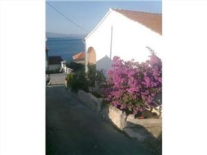 Apartment Middle Dalmatian islands,Book  Vlatko From 114 €