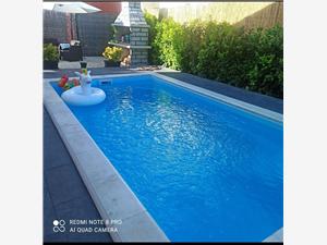 Dom Pool Trogir Trogir, Powierzchnia 122,00 m2, Kwatery z basenem, Odległość od centrum miasta, przez powietrze jest mierzona 300 m