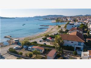 Apartmaj Robyn on the beach Srima (Vodice), Kvadratura 25,00 m2, Oddaljenost od morja 60 m, Oddaljenost od centra 500 m