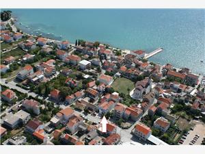 Apartments Goranka Kastel Kambelovac, Size 40.00 m2, Airline distance to the sea 100 m, Airline distance to town centre 100 m