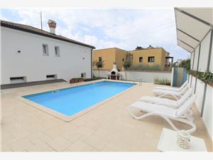 Dům Casa Fabris with Pool Umag, Prostor 100,00 m2, Soukromé ubytování s bazénem, Vzdušní vzdálenost od moře 200 m