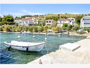 Appartamenti Čorićevi dvori Zaboric (Sibenik), Dimensioni 40,00 m2, Distanza aerea dal mare 20 m, Distanza aerea dal centro città 500 m