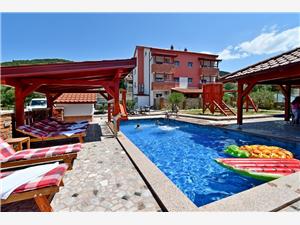 Appartementen Dobrivoje Banjol - eiland Rab, Kwadratuur 55,00 m2, Accommodatie met zwembad, Lucht afstand naar het centrum 300 m