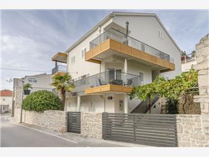 Apartments Tribunj Mali mago Tribunj, Size 45.00 m2, Airline distance to the sea 23 m, Airline distance to town centre 50 m