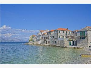 Namestitev ob morju Srednjedalmatinski otoki,Rezerviraj  Lucija Od 78 €