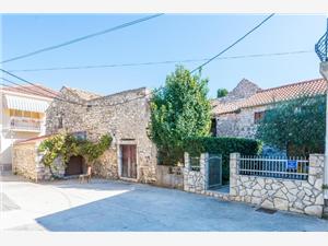 Kuća za odmor Romanca Sukošan (Zadar), Kvadratura 50,00 m2, Zračna udaljenost od mora 100 m, Zračna udaljenost od centra mjesta 25 m