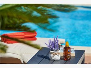 Alloggi con piscina Riviera di Spalato e Trogir (Traù),Prenoti  Niva Da 285 €