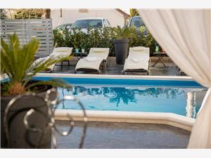 Accommodatie met zwembad Sibenik Riviera,Reserveren  Sara Vanaf 257 €