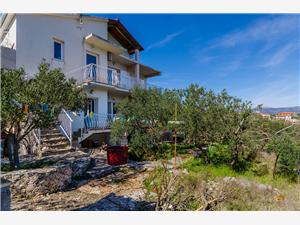 Appartementen Stara Maslina Slatine (Ciovo), Kwadratuur 57,00 m2, Accommodatie met zwembad, Lucht afstand naar het centrum 600 m