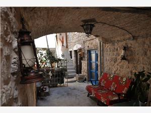 Huis Old town stone house Stari Grad - eiland Hvar, Stenen huize, Kwadratuur 85,00 m2, Lucht afstand naar het centrum 100 m