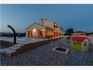 Accommodation with pool Split and Trogir riviera,Book  Vanessa From 500 €