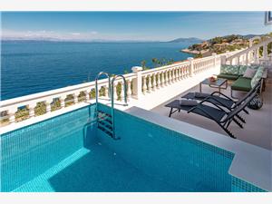 Hiša Linda Južnodalmatinski otoki, Kvadratura 150,00 m2, Namestitev z bazenom, Oddaljenost od morja 50 m