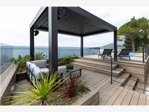 Apartmaji Villa Luxury Brzet Omis, Kvadratura 70,00 m2, Namestitev z bazenom, Oddaljenost od morja 15 m