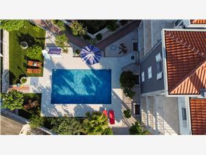 Apartmán Villa Zlatna Severodalmatské ostrovy, Prostor 180,00 m2, Soukromé ubytování s bazénem, Vzdušní vzdálenost od moře 30 m