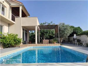 House Marina , Size 350.00 m2, Accommodation with pool, Airline distance to town centre 700 m