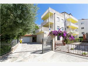 Apartment Jele Omis, Size 120.00 m2, Airline distance to the sea 220 m