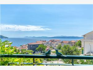 Apartments Peric Igrane, Stone house, Size 68.00 m2, Airline distance to the sea 200 m