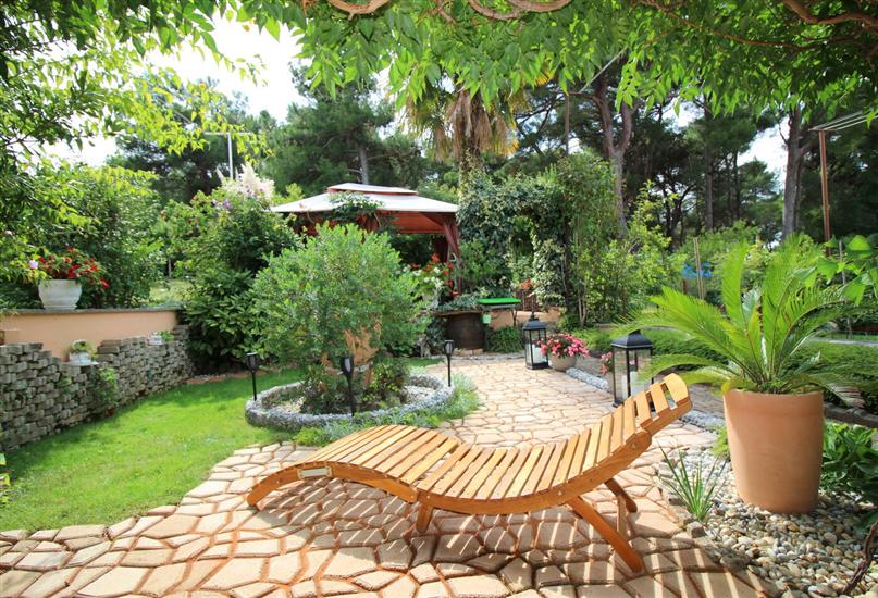 Casa Bella s lijepim vrtom i whirlpool-om