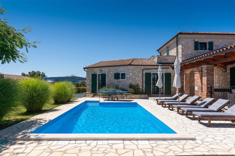 Villa Una u istarskom stilu s bazenom