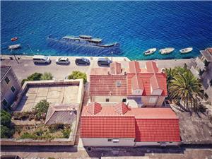 Apartment Ružicin dvor Middle Dalmatian islands, Size 65.00 m2, Airline distance to town centre 50 m
