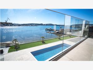 Apartment Glass sea Seget Donji, Size 130.00 m2, Accommodation with pool