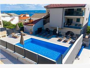 Apartmaji Villa Milas with pool Jesenice, Kvadratura 20,00 m2, Namestitev z bazenom, Oddaljenost od morja 260 m