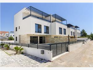 Villa Sv. Josip Srima (Vodice), Size 180.00 m2, Accommodation with pool, Airline distance to the sea 190 m