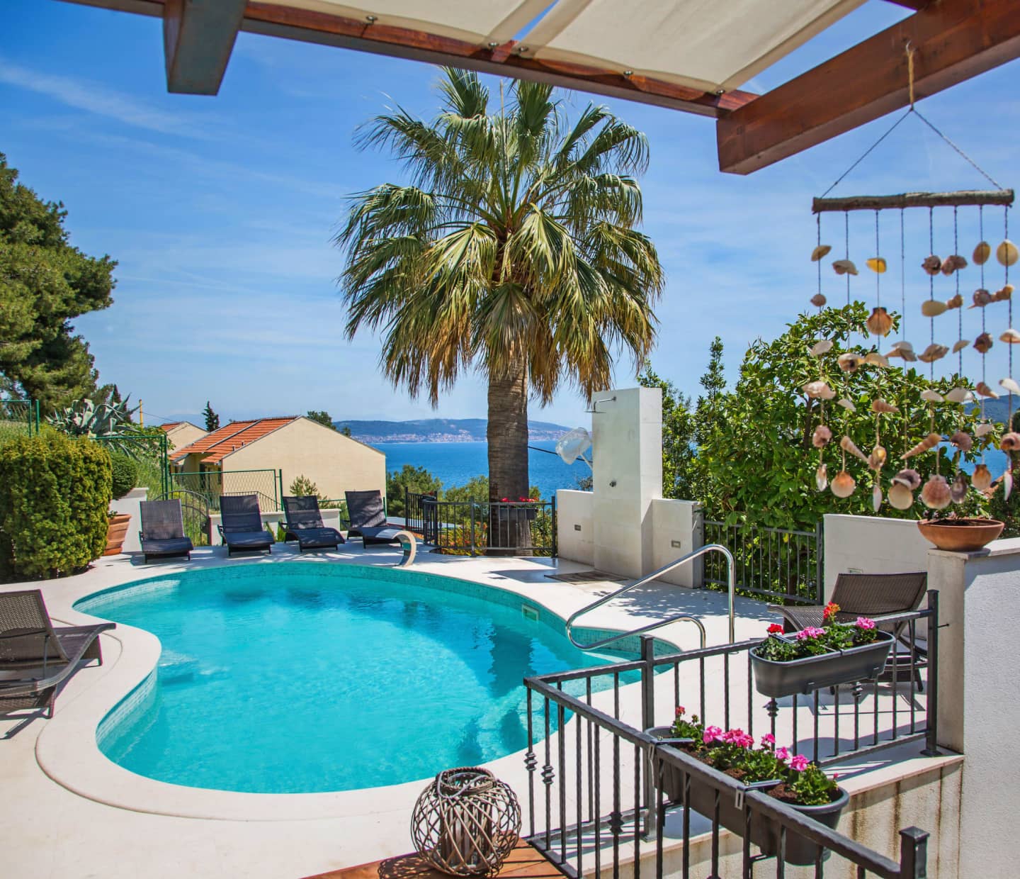 Apartments and holiday homes with pool