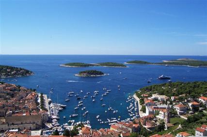 Miasto Hvar jest najbardziej popularnym miejscem turystycznym na całej wyspie