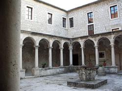 Cerkev in samostan Sv Frančiška Vrsi (Zadar) Cerkev